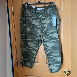 Sonoma women’s plus camouflage capri pants size 20 with stretch waist